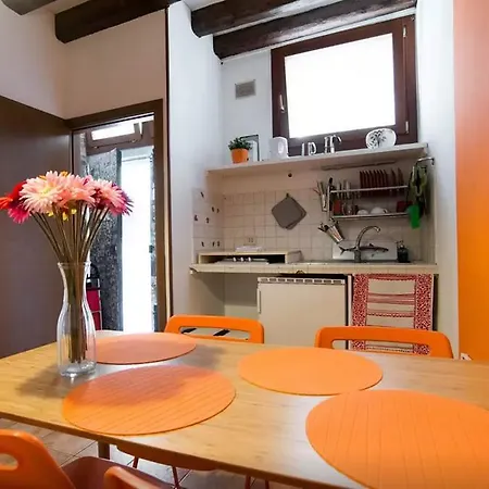 Affittacamere Orange House ゲストハウス